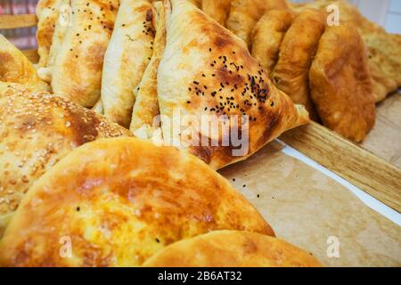 Primo piano Deliziosi samosas Fatti In Casa isolato su Piatto bianco SAMOSAS INDIANO vegetariano Samosas nigeriano Foto Stock
