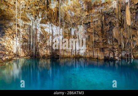 Le acque turchesi del Cenote Dzitnup, noto anche come Xkeken in lingua Maya. E' un pozzo sotterraneo vicino a Valladolid, Penisola dello Yucatan, Messico. Foto Stock