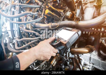 Ispezione di un motore a turbina a gas utilizzando un video endoscopio. Ricerca di difetti all'interno della turbina e ripresa su video, foto utilizzando un inst di misurazione Foto Stock