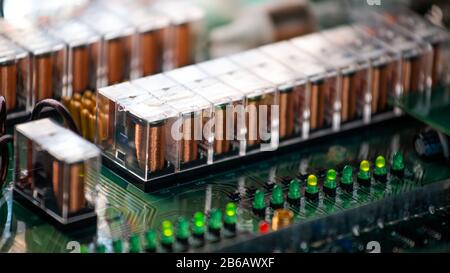 Primo piano dei canali e dei passaggi su un microcircuito collegato in una fabbrica di apparecchiature elettriche. Il concetto di apparecchiature moderne testate nel tempo Foto Stock