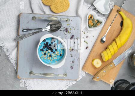 Ricotta con marmellata, mirtilli freschi e semi di zucca in una ciotola di ceramica, primo piano. Colazione gustosa e sana Foto Stock