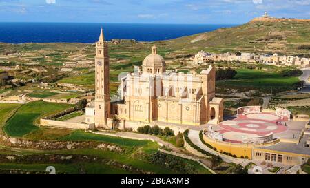 Veduta aerea della Basilica Ta Pinu a Gozo, un santuario nazionale Foto Stock