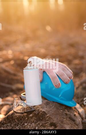 Attrezzatura per tecnici forestali per etichettatura di alberi, bomboletta aerosol per verniciatura a spruzzo e dispositivi di protezione Foto Stock