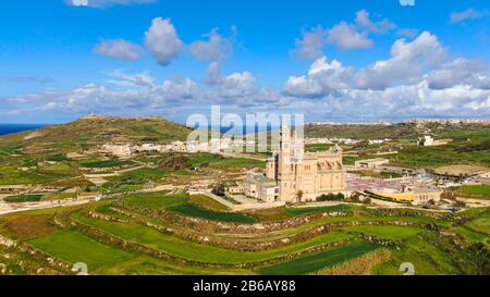 Veduta aerea della Basilica Ta Pinu a Gozo, un santuario nazionale Foto Stock