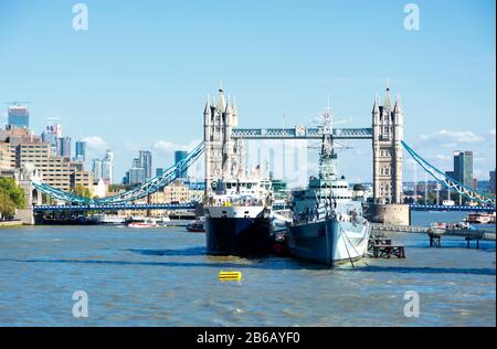 Il dispositivo HMS. Belfast cruiser e il Tower bridge in 13. Settembre 2019. Londra ( REGNO UNITO ) Foto Stock