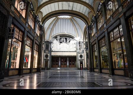 Torino, Italia. 10th Mar, 2020. Torino, ITALIA - 10 marzo 2020: Visione generale di un cinema chiuso Lux nella Galleria San Federico. Il governo italiano mette tutto il paese in blocco mentre l'Italia sta combattendo il secondo focolaio di coronavirus più mortale del mondo, il COVID-19, dopo la Cina. (Foto Di Nicolò Campo/Sipa Usa) Credit: Sipa Usa/Alamy Live News Foto Stock