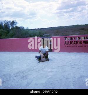 Fotografia d'epoca del 1972, il Villaggio Indiano Miccosukee della Tiger, l'Alligator Wrestling vicino a Miami, Florida. FONTE: TRASPARENZA 35MM ORIGINALE Foto Stock