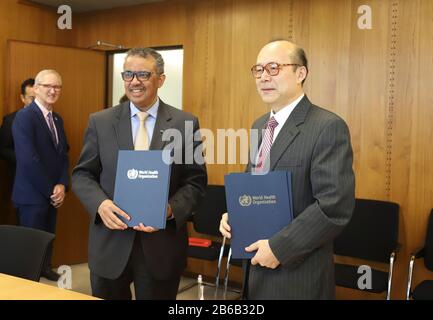 (200310) -- GINEVRA, 10 marzo 2020 (Xinhua) -- il Direttore generale dell'Organizzazione Mondiale della Sanità (OMS) Tedros Adhanom Ghebreyesus (2nd R) presenta una foto con Chen Xu (1st R), rappresentante permanente della Cina presso l'Ufficio delle Nazioni Unite a Ginevra, Dopo aver firmato un accordo sulla donazione della Cina di 20 milioni di dollari USA all'OMS per la cooperazione nel trattare la nuova epidemia di coronavirus, a Ginevra, Svizzera, il 10 marzo 2020. Il capo DELL'OMS ha affermato martedì che i casi di COVID-19 in Cina sono in notevole calo, a seguito degli sforzi 'impressionanti' del paese nel contenimento del virus. ( Foto Stock