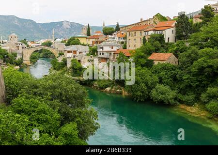 Stari Most o Ponte Vecchio, noto anche come Ponte di Mostar, è un ponte ottomano ricostruito del 16th secolo nella città di Mostar in Bosnia-Erzegovina Foto Stock