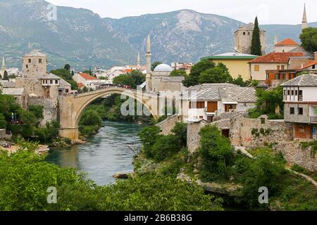 Stari Most o Ponte Vecchio, noto anche come Ponte di Mostar, è un ponte ottomano ricostruito del 16th secolo nella città di Mostar in Bosnia-Erzegovina Foto Stock