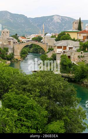 Stari Most o Ponte Vecchio, noto anche come Ponte di Mostar, è un ponte ottomano ricostruito del 16th secolo nella città di Mostar in Bosnia-Erzegovina Foto Stock