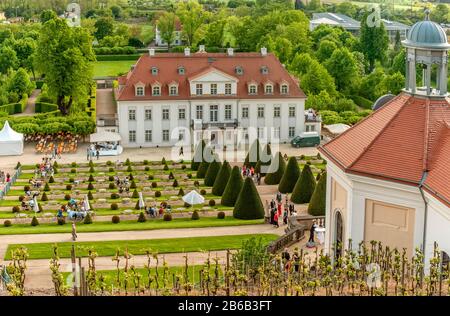 Edificio principale del vigneto di Stato sassone Schloss Wackerbarth a Radebeul vicino Dresda, Sassonia, Germania Foto Stock