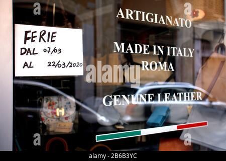 Roma, Italia. 10th Mar 2020. Un negozio Made in Italy chiuso per vacanze nel centro di Roma, marzo 10th 2020. Roma il giorno successivo al decreto del Consiglio dell'ultimo Ministro, che estende le restrizioni dal Nord Italia all'intero paese per contenere il virus Covid-19. Tutti i negozi (ristoranti, pub e anche supermercati) dovranno chiudere alle 18:00. Credit: Insidefoto srl/Alamy Live News Foto Stock