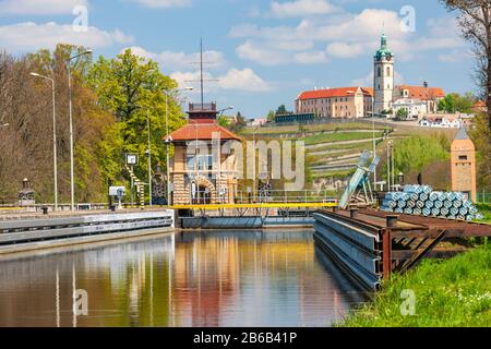 Horin lock e Castello di Melnik, fiume Moldava, Repubblica Ceca Foto Stock