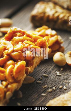 Dolci bar di arachidi su sfondo vintage con giro in giro. Deliziosi dolci orientali Gozinaki da semi di girasole, sesamo e arachidi, coperti con Foto Stock