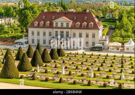 Edificio principale del vigneto di Stato sassone Schloss Wackerbarth a Radebeul vicino Dresda, Sassonia, Germania Foto Stock