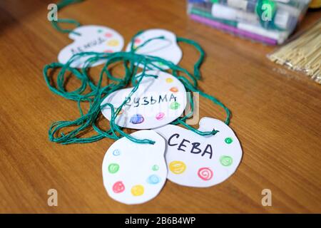 Badge fatti in casa su una corda. Identificazione dei bambini in occasione dell'evento. Parole: Seva, KUZMA. Foto Stock