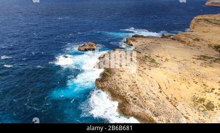 Volo sulla baia di Dwerja sulla costa di Gozo Malta Foto Stock