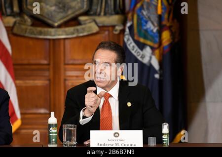 New York Gov. Andrew Cuomo fornisce un aggiornamento sulla diffusione del virus del coronavirus, al Campidoglio di Stato Lunedi, 9 marzo 2020, ad Albany, N.Y. Foto Stock