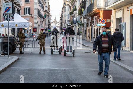 Roma, Italia, 10, Mar, 2020. Coronovirus in Italia. Una scena su una deserta Via del corso, una delle vie dello shopping più trafficate di Roma e sede di molti grandi magazzini di moda. Lunedì il primo ministro Giuseppe Conte ha dichiarato che tutta l'Italia è diventata una "zona protetta" e che le persone devono lasciare le proprie case solo se non proprio necessario e invocando che mantengono una "responsabilità". Credito: Stephen Bisgrove/Alamy Live News Foto Stock