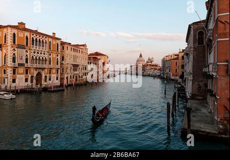 VENEZIA, ITALIA - 19 febbraio 2020: Vista pittoresca delle gondole sul Canal Grande con la Basilica di Santa Maria della Salute sullo sfondo Foto Stock