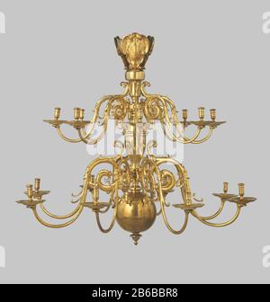 Braccio di un lampadario a due altezze De S-vormige ARM is aan de stamzijde voorzien van een nok met een Opening om deze met een pin in de standringen te kunnen vastzetten. Bij de stam is de ARM op het eind en naar het midden toe versierd met twee gestionerde dolfijnenkoppen en met drie paar in kwabstijl uitgevoerde krullen of bladeren. Naar buiten toe eindigt de ARM in een Lip, Foto Stock