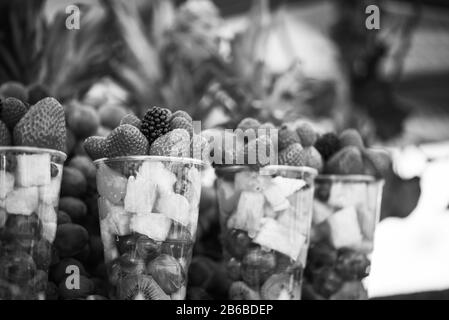 mescolare la frutta fresca nel bicchiere Foto Stock