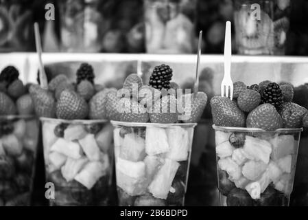 mescolare la frutta fresca nel bicchiere Foto Stock