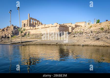 Skyline del Tempio Egiziano e riflesso nel Nilo Foto Stock