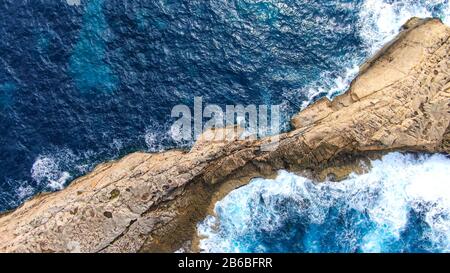 Veduta aerea della baia di Dwerja sull'isola di Gozo Malta Foto Stock