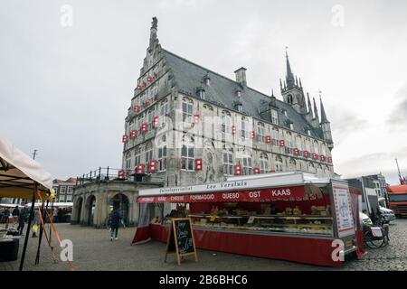 Potrai acquistare il formaggio olandese nella storica piazza del mercato di Gouda, Olanda. Foto Stock