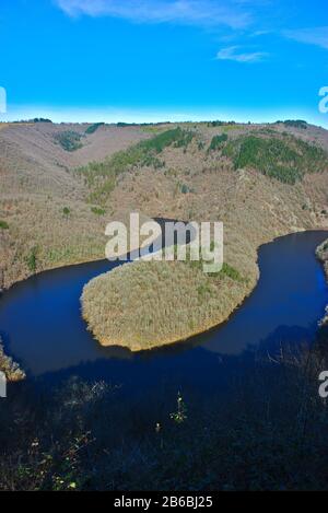 Il meandro di Queuille nel paradiso di Queuille. Vista del fiume Sioule, Puy-de-Dome, Auvergne Foto Stock