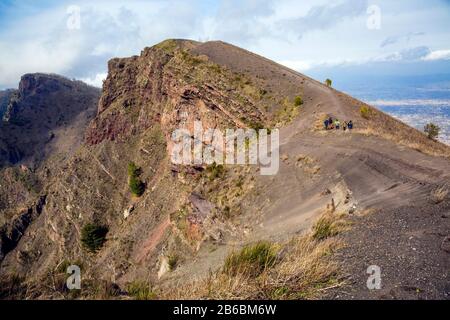 Monte somma, Napoli (Italia) - impegnativo trekking che conduce alle creste del Monte somma, tra affioramenti rocciosi e lussureggianti foreste, a 'Cognoli' Foto Stock