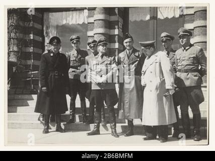 Axmann e Van Geelkerken NSB (titolo della serie) Artur Axmann, Reich Youth leader, e Van Geelkerken, leader della tempesta giovanile insieme ad altri tedeschi e socialisti nazionali anziani sul marciapiede castello Oud-Wassenaar. Sinistra lungo cappotto nero WA Heerbanleider Meulenberg e destra in giacca leggera, Fritz Schmidt. il commissario generale Schmidt di Seyss-Inquart e Haupt Service leader della NSDAP è venuto il 27 giugno 1943 a leven. Produttore : fotografo: Servizio fotografico NSBPlaats prodotto: Den Haag Data: Apr 30 1942 caratteristiche Fisiche: Gelatina argento materiale di stampa: Carta Tecnica: Fotografia Foto Stock