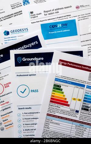 Alcune delle ricerche, richieste e rapporti coinvolti quando si acquista una casa. Foto Stock