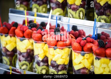 mescolare la frutta fresca nel bicchiere Foto Stock