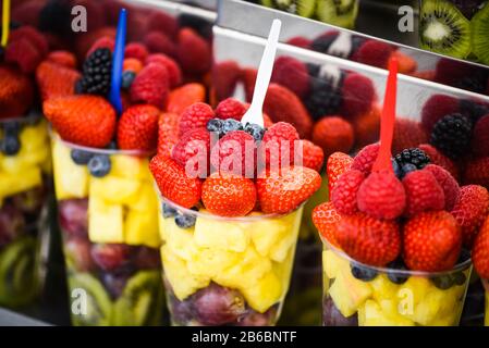 mescolare la frutta fresca nel bicchiere Foto Stock