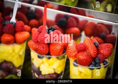 mescolare la frutta fresca nel bicchiere Foto Stock