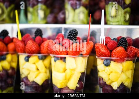 mescolare la frutta fresca nel bicchiere Foto Stock