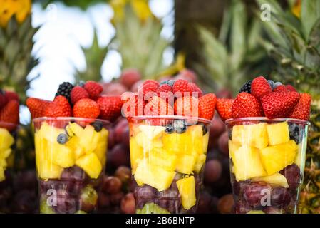 mescolare la frutta fresca nel bicchiere Foto Stock
