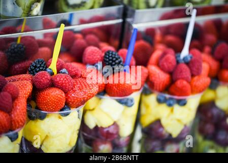 mescolare la frutta fresca nel bicchiere Foto Stock