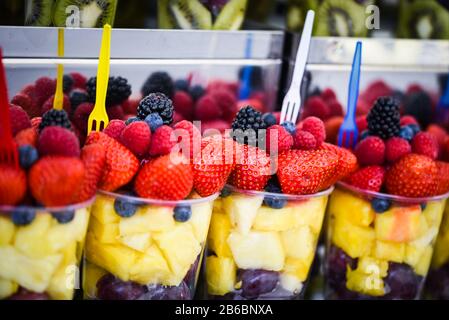 mescolare la frutta fresca nel bicchiere Foto Stock