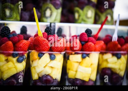 mescolare la frutta fresca nel bicchiere Foto Stock