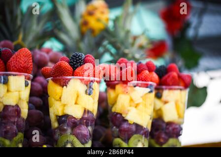 mescolare la frutta fresca nel bicchiere Foto Stock