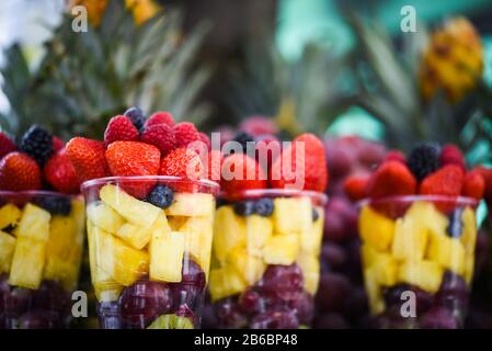 mescolare la frutta fresca nel bicchiere Foto Stock