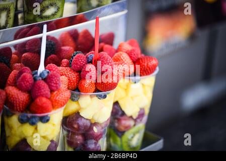 mescolare la frutta fresca nel bicchiere Foto Stock