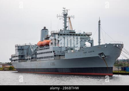 RFA Fort Austin ormeggiata al Great Float a Birkenhead Wirral, agosto 2019 Foto Stock