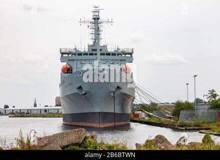 RFA Fort Austin ormeggiata al Great Float a Birkenhead Wirral, agosto 2019 Foto Stock