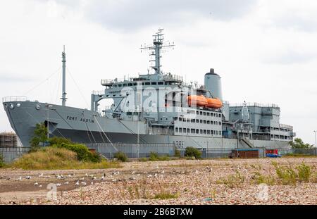 RFA Fort Austin ormeggiata al Great Float a Birkenhead Wirral, agosto 2019 Foto Stock