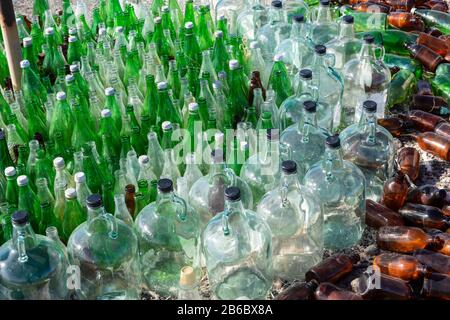 Scotty's Junction, Nevada - 13 novembre 2017: Molte vecchie bottiglie di vetro disposte a colori sul terreno Foto Stock